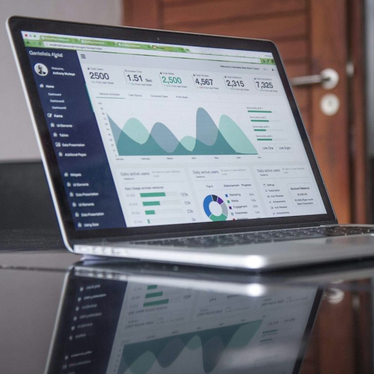 aufgeklappter Laptop mit Auswertungskurven auf dem Bildschirm