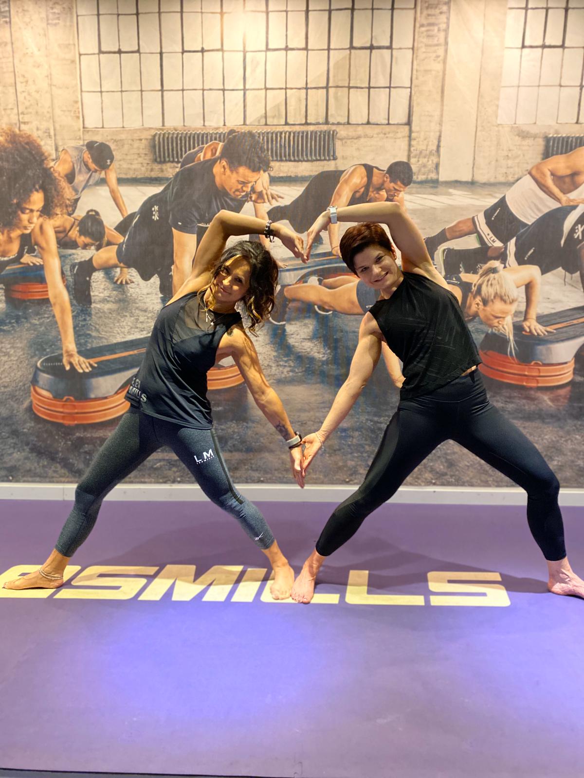 Zwei Frauen zeigen eine Yoga-Pose.