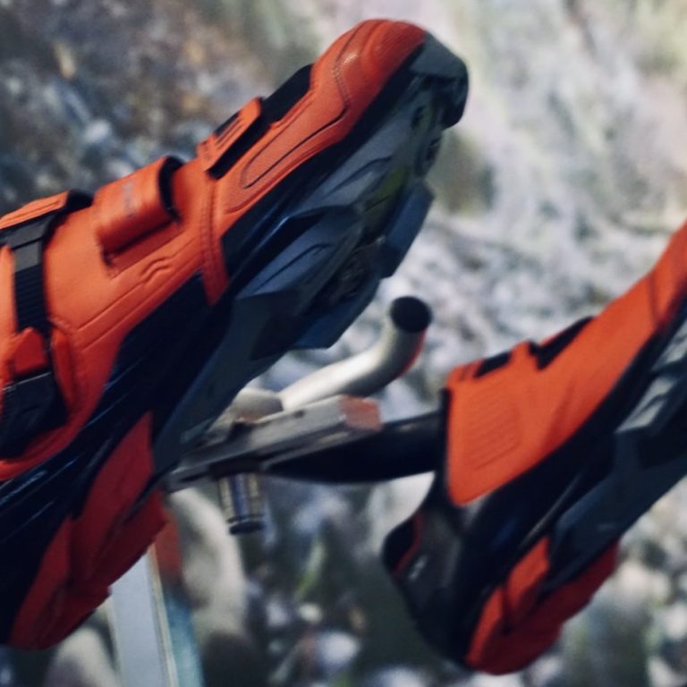 rote Spinningschuhe auf Lenker von Spinningbike