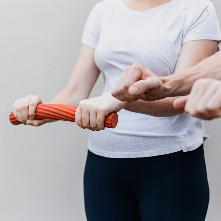 zwei Personen von denen man nur die Unterarme und bei einer Person noch den Oberkörper sieht, die Übungen machen